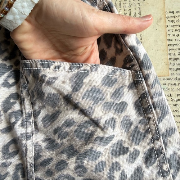 AERIE Women's Leopard Print Drawstring Shorts in Gray and Cream, Size M - Picture 6 of 6